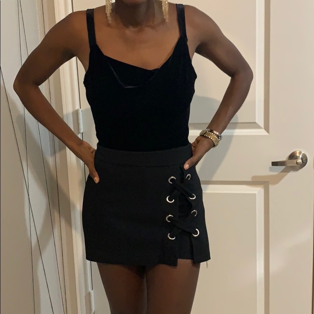 Foreve 21 black skort